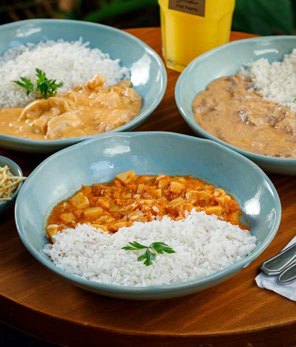 Estrogonofe servido com arroz branco e batata palha.
