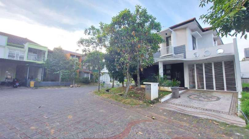 Thumbnail: Rumah Sewa 4 Kamar Tidur Di Kawasan Elit Ijen Nirwana