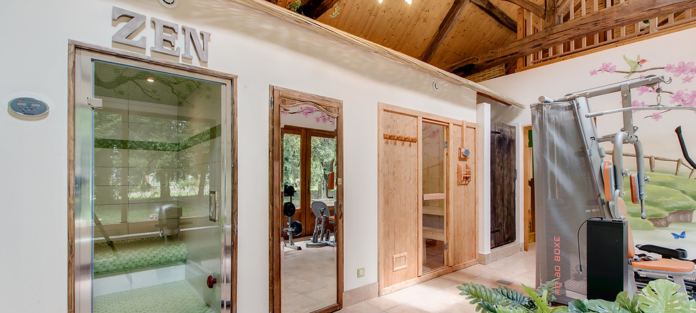 Zen wellness area with sauna and steam room at Château de Montsymond