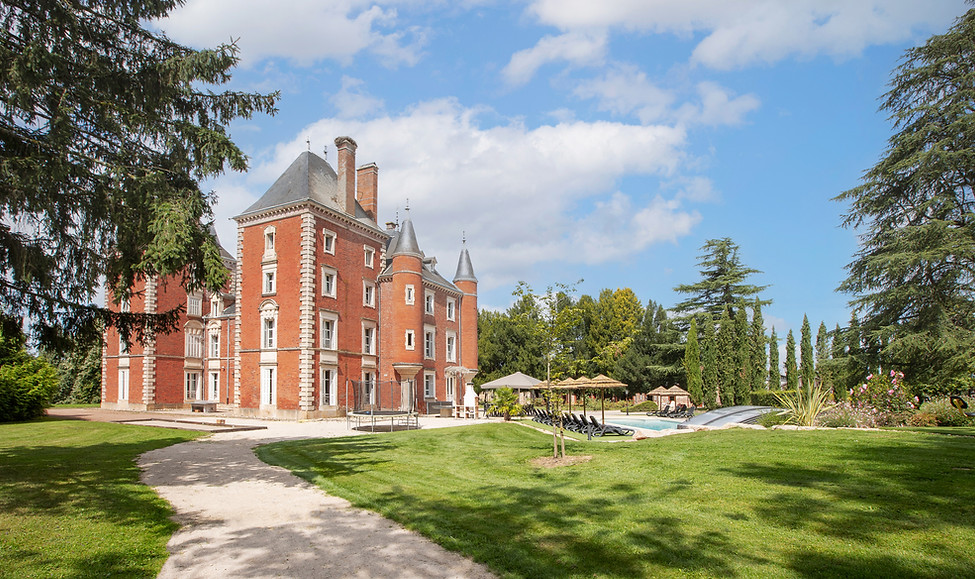 Exterior of Château de Montsymond with gardens and pool