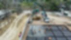 Obreros vertiendo concreto premezclado en una losa de construcción.