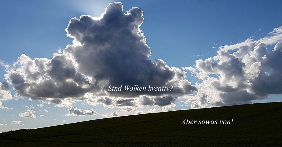 Kreativität ist das lebendige Feuer der Menschlichkeit. Sommerwolken über dem klaren Horizont eines Bergrückens.