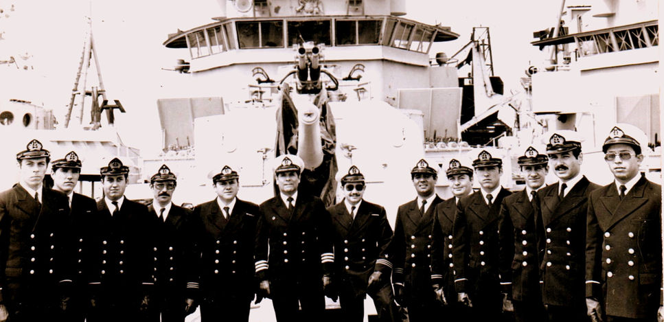 El día 21 de diciembre de 1978 en Allen Gardiner pudimos apreciar que la posición de Flomar era muy cercana a la boca oriental del Beagle, alertándonos que el bombardeo y posterior desembarco anfibio en las Islas del Martillo probablemente tendría lugar en las próximas horas. Se nos comunicó la decisión de zarpar a primera hora para cubrir a máxima velocidad la distancia que nos separaba del objetivo. Al caer la tarde en todos los rincones del buque se escribían cartas de despedida a las familias...