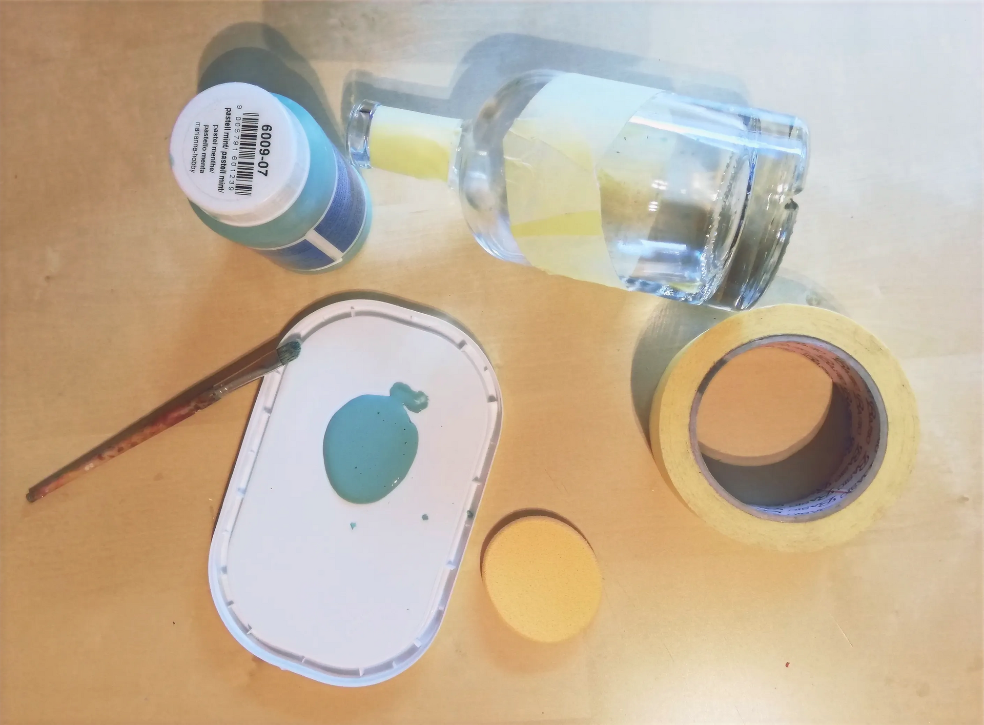 grüne Kreidefarbe, Glasflasche, Papierkleber und Makeup Schwamm