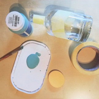 grüne Kreidefarbe, Glasflasche, Papierkleber und Makeup Schwamm