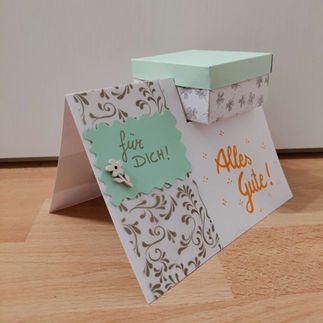 Glückwunschkarte mit Geschenk