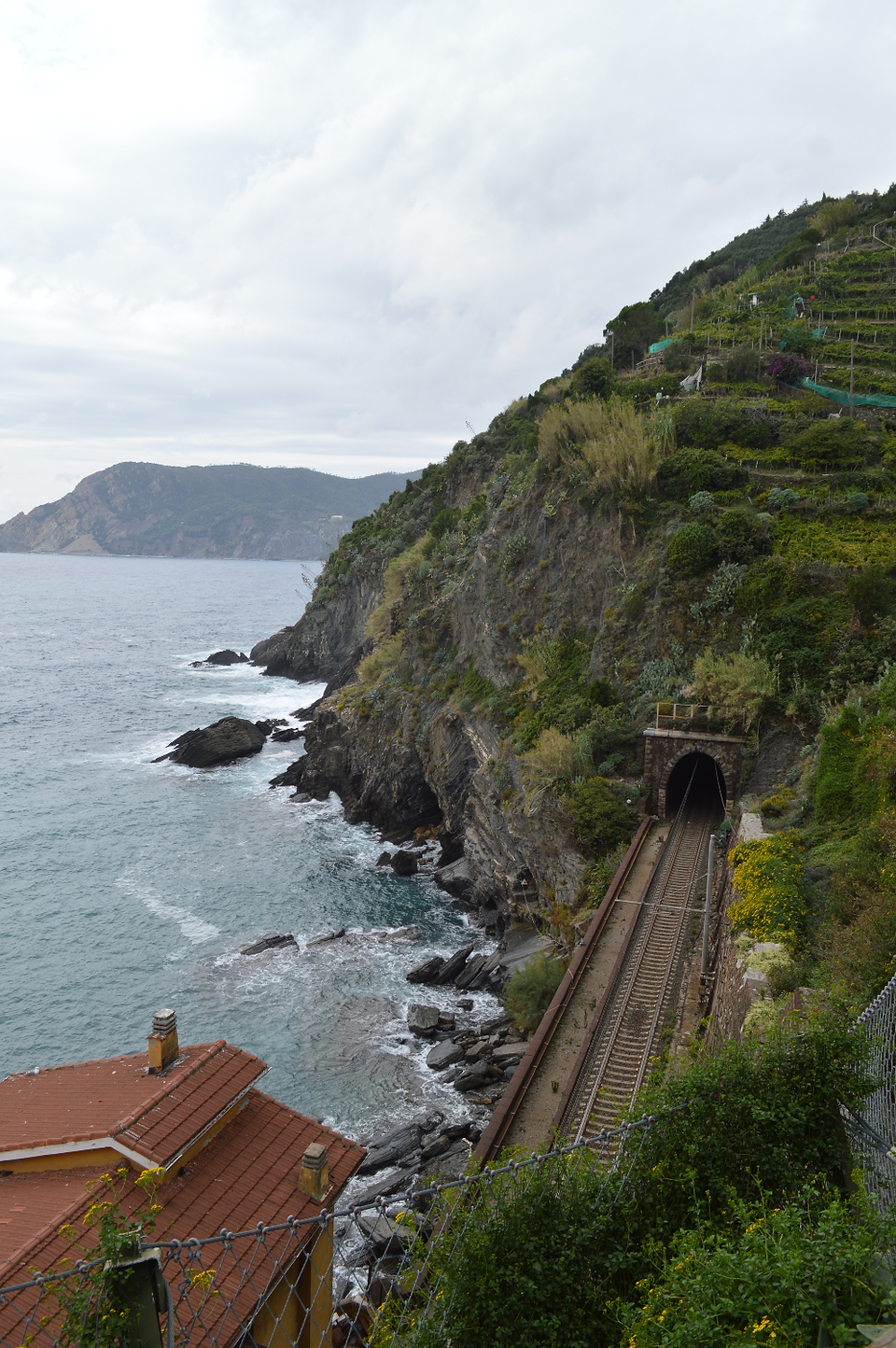 Rail tunnel
