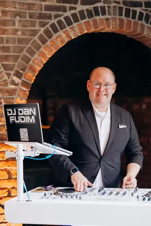 DJ Dan Fudim performing live in NYC – Experience top-tier entertainment with the renowned NYC DJ at an exclusive event.