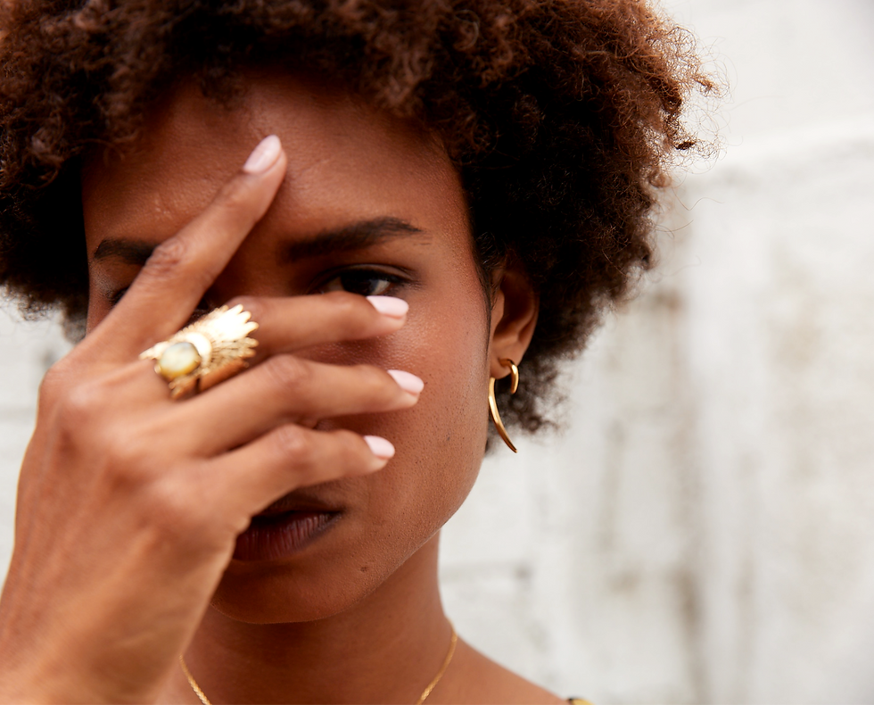 Thumbnail: Claw Earring Double on model