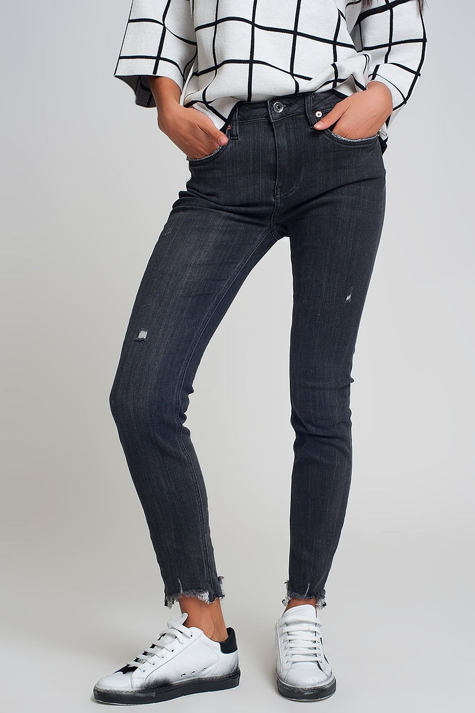 Thumbnail: Mid Rise Jeans in Black With Raw Hem