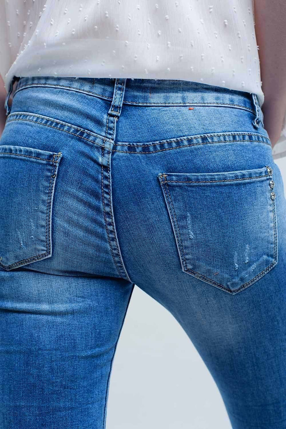 Thumbnail: Skinny Jeans in Medium Wash With Rips