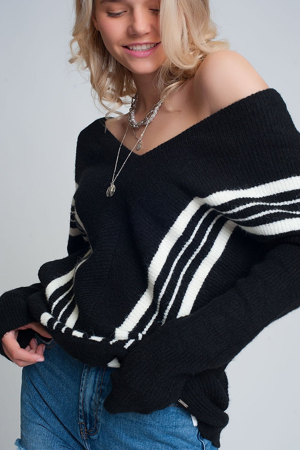 V Neck Sweater With Contrast Stripe in Black