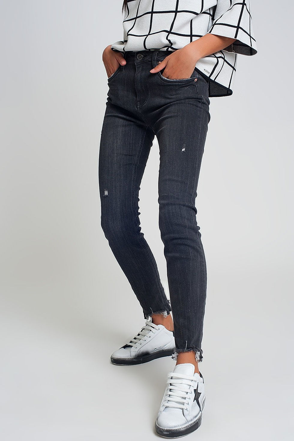 Thumbnail: Mid Rise Jeans in Black With Raw Hem