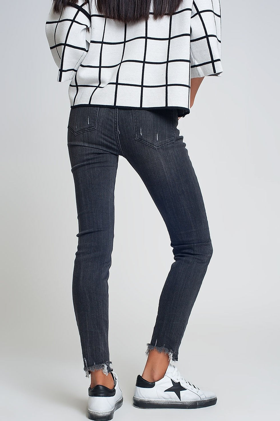 Thumbnail: Mid Rise Jeans in Black With Raw Hem