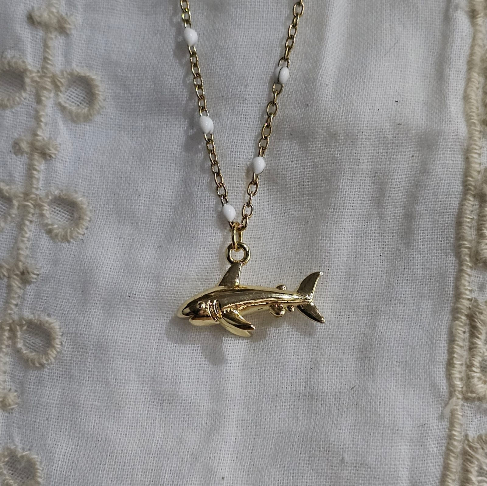 Collier requin
