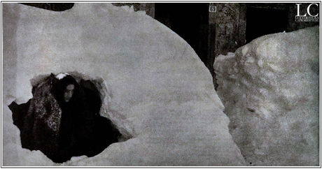 Una montagna di neve sulla porta di casa