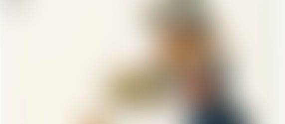 Cosa tiene in mano la donna in costume di Capracotta?