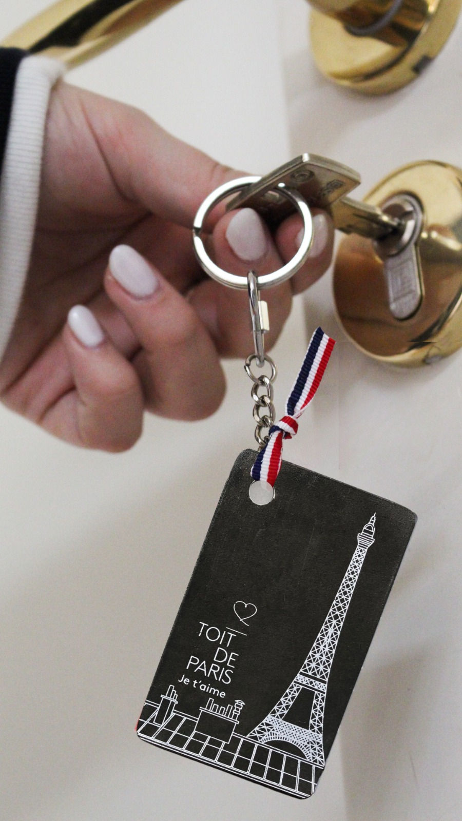 key ring, souvenir of paris, eiffel tour, parisian roof