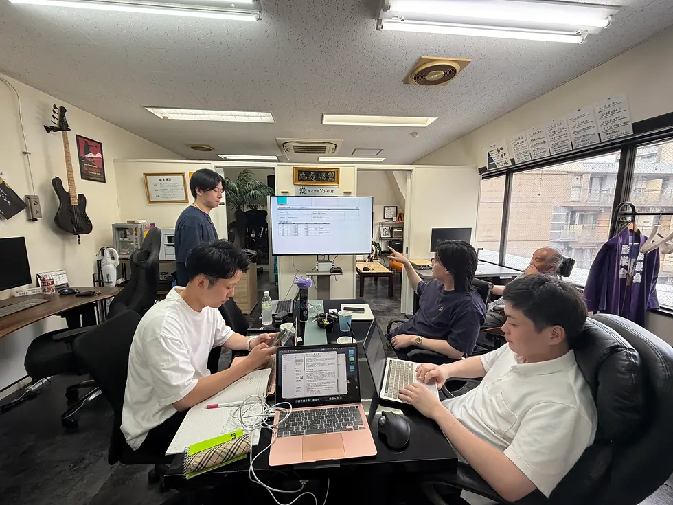 それぞれの部署の責任者がモニターに立ち成果の発表をしている