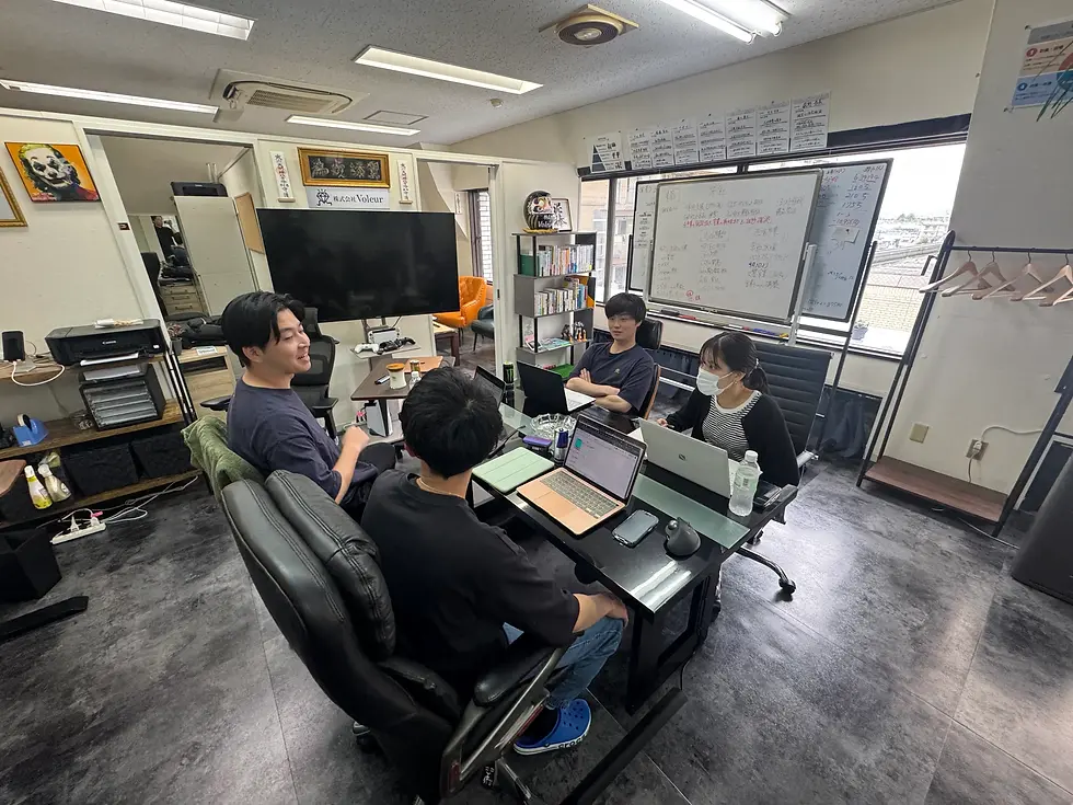 それぞれの役職者たちがMTGの場においてテーブルを囲み責任を持って話をしている。