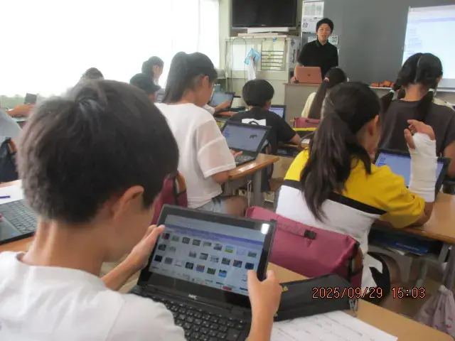 黒板の前に立ち、生徒にキャリアの授業をしているヴォルールの中村先生