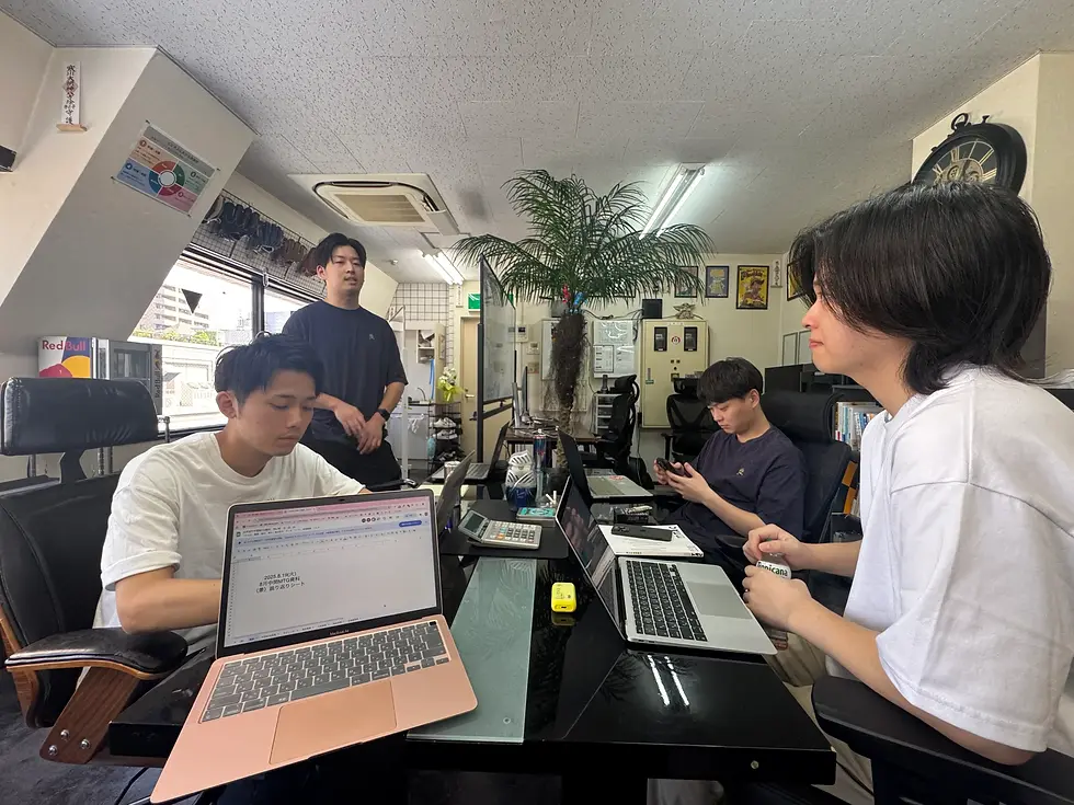 責任者がその場に立ち、他部署の責任者に内容を報告している
