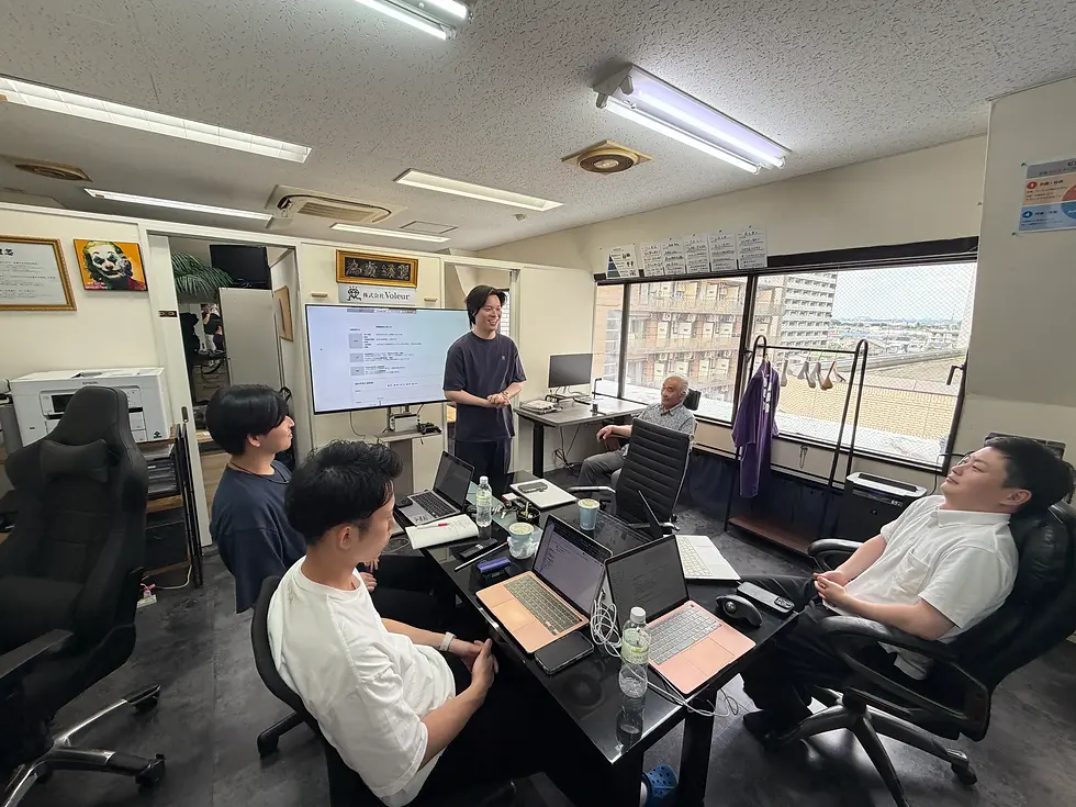 それぞれの部署の責任者がモニターに立ち成果の発表をしている