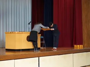 校長先生より感謝状を授与されている代表
