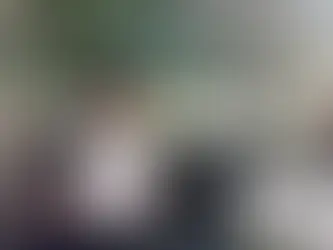 委嘱された藤田部長が笑顔で事務所内で写真を撮っている