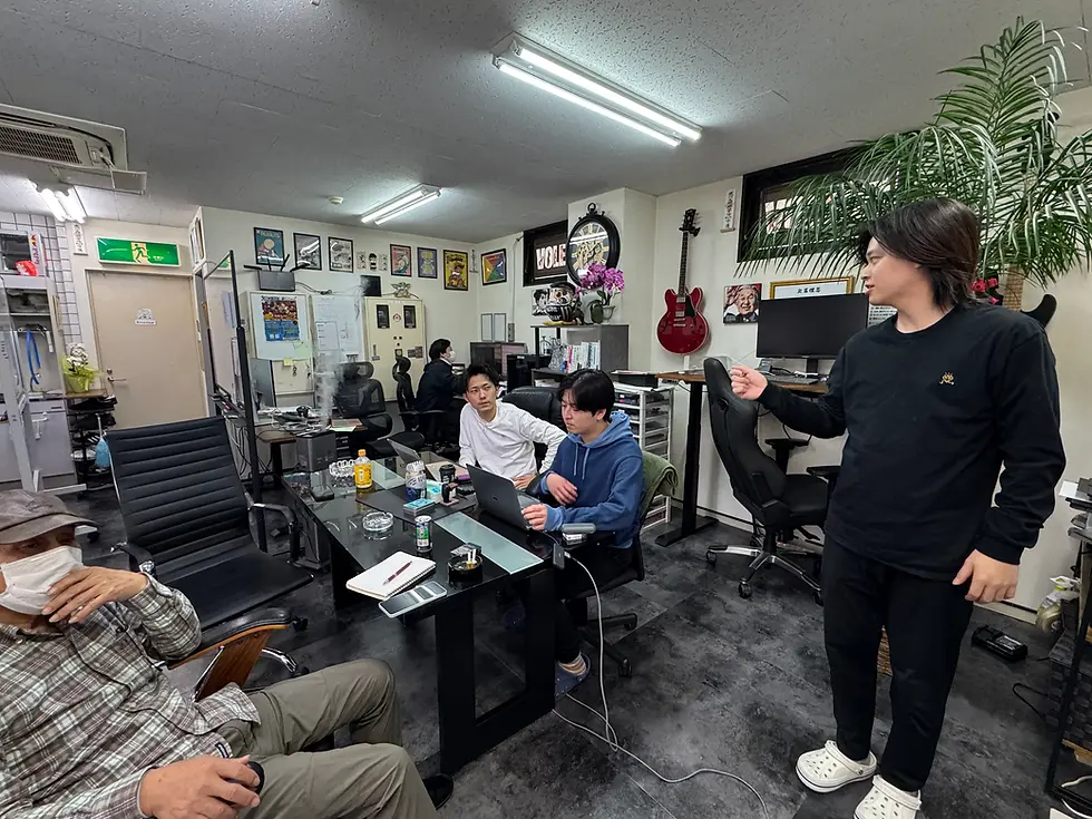 事業責任者がそれぞれの事業責任者に対して業績報告をしている