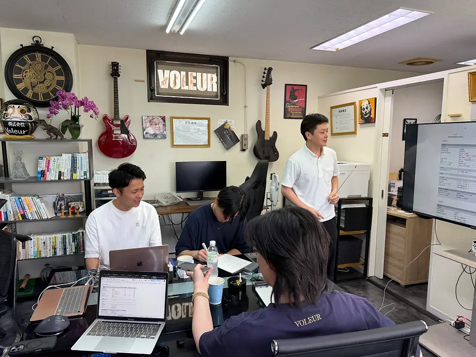 それぞれの部署の責任者がモニターに立ち成果の発表をしている