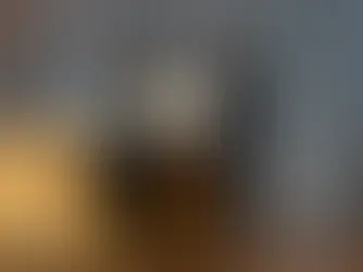 川上校長（左）とヴォルール代表が感謝状をもち笑顔で並んでいる