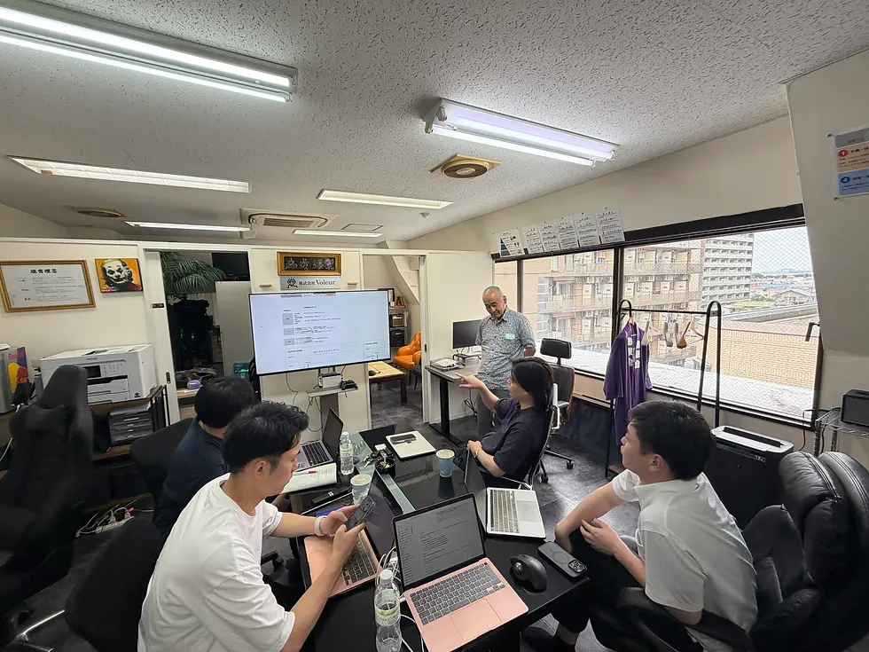 それぞれの部署の責任者がモニターに立ち成果の発表をしている