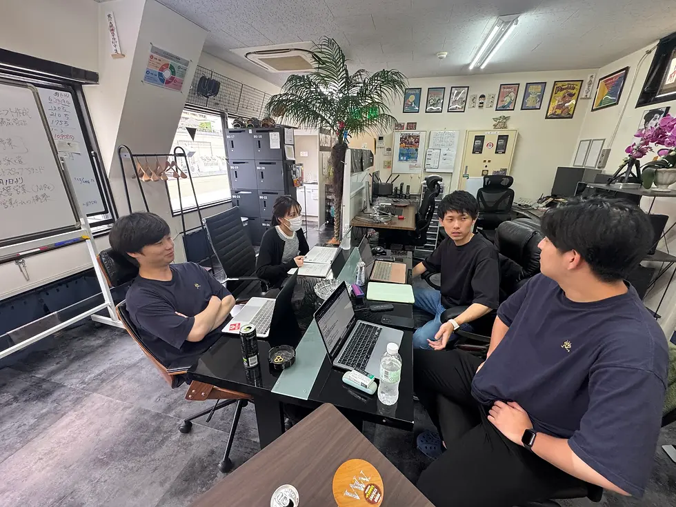それぞれの役職者たちがMTGの場においてテーブルを囲み責任を持って話をしている。