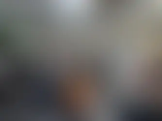 事業責任者がモニターの前で各部署の責任者に向けて説明している。