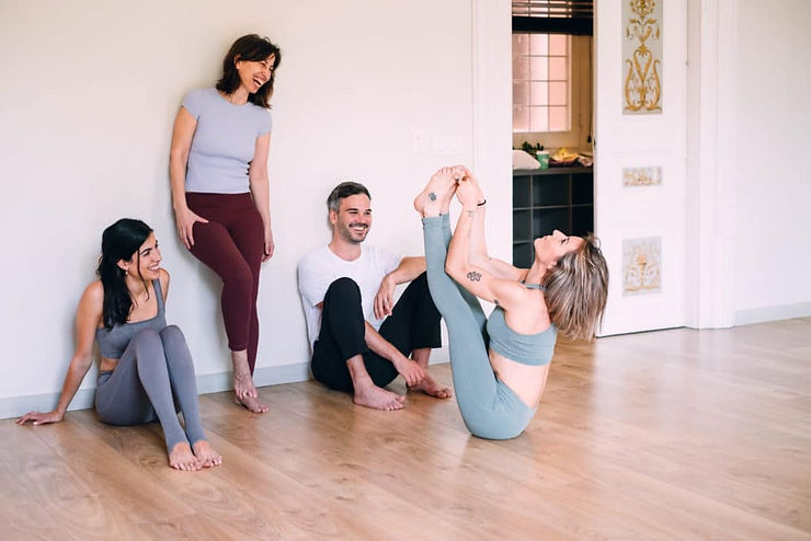 Grupo profesores yoga felices