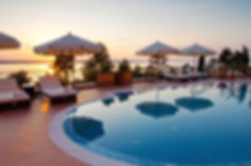 à beira da piscina do Hotel