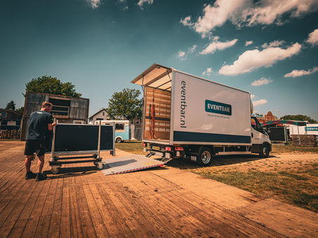 Levering door het bedrijf Eventbar tijdens de festivalopbouw van Festival Achterland 2024 in Doetinchem.