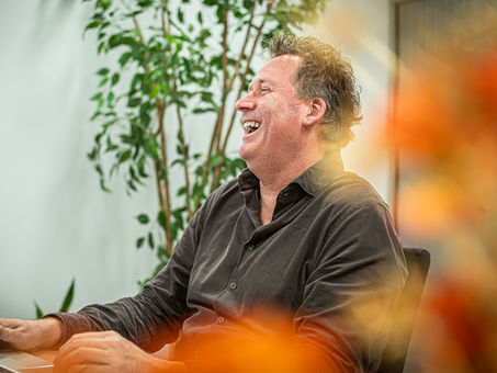 Informeel portret van medewerker bij Dozon Bouwtechniek in Doetinchem tijdens corporate fotoshoot in Gelderland