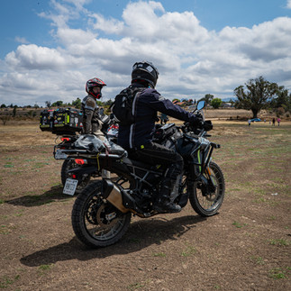 MT Lander’s circulando en motocicleta CFMOTO en camino durante ruta adventure