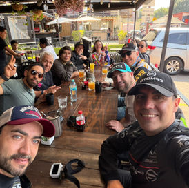Bikers comiendo despues de rodada