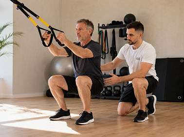 reconstruire-force-squat-assiste-trx-rehabilitation-saint-maur-des-fosses-global-mouvement