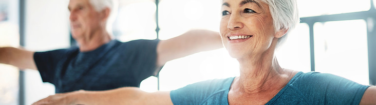 Ältere Paare Üben Yoga