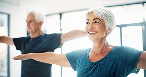 Couple âgé Pratiquer le yoga