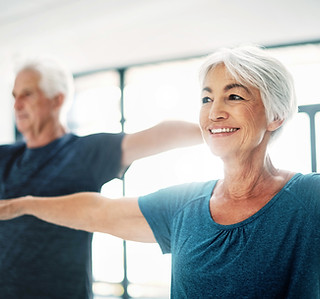 Couple âgé Pratiquer le yoga