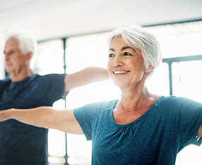 Couple âgé Pratiquer le yoga