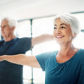 Ältere Paare Üben Yoga