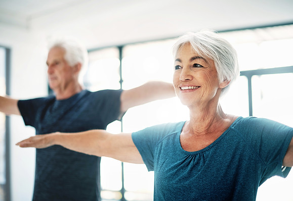 Couple âgé Pratiquer le yoga