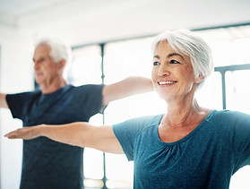 Couple âgé Pratiquer le yoga