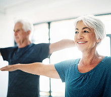 Ältere Paare Üben Yoga